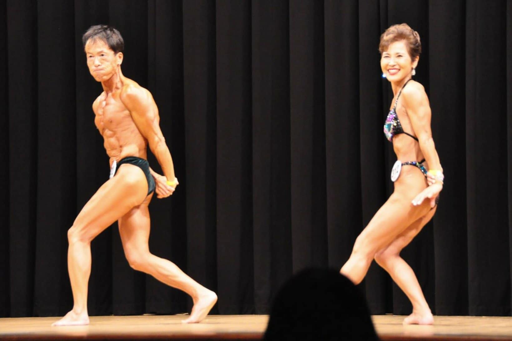 ポーズを決める川北勉(左)と高村奈緒美