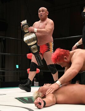試合後ベルトを奪った藤田和之(東スポWeb)