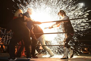 大仁田(右)に電流爆破バットで狙われたドリーを、身を挺して守る西村修(中)