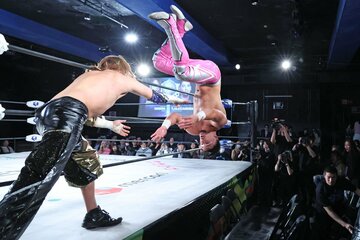 HAYATA(左)から場外のテーブルに投げつけられたタイタス・アレクサンダー