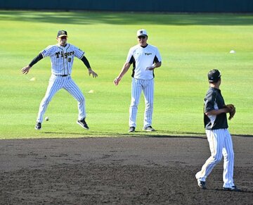  飛んできたボールをよける阪神・矢野監督(左)