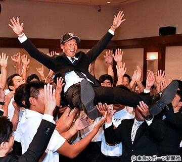 胴上げされる巨人１位指名の中京学院大・吉川尚輝内野手