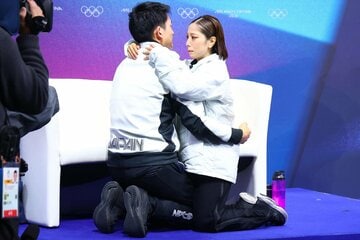金メダルが決まり見つめ合う〝りくりゅう〟ペア