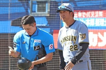 ＤＨ制のある交流戦に入り、打順を試行錯誤している阪神・藤川監督(右)