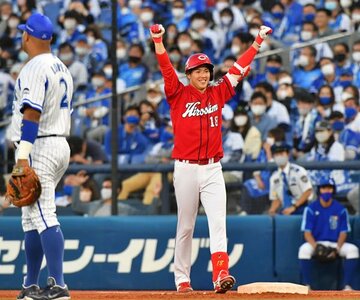  一塁上で広島・森下はガッツポーズ
