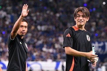 中国戦で無得点だった上田綺世。右は長友佑都