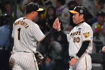 ハイタッチする森下翔太（左）と岡田彰布監督