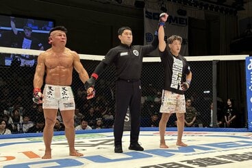 山崎弥十郎(右)に判定の末に敗れた北岡悟