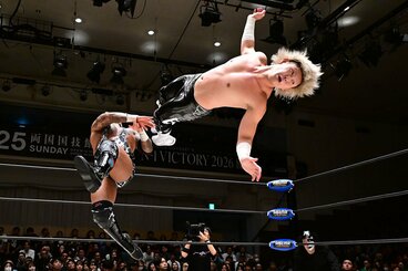 初戦から強敵、アルファ・ウルフ(左)にドロップキックを放つ清宮海斗