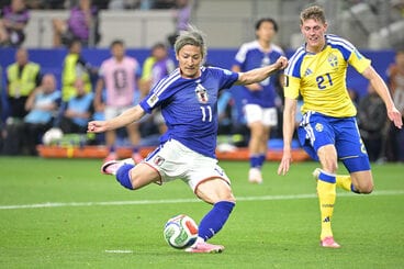 先制ゴールを決める前田大然