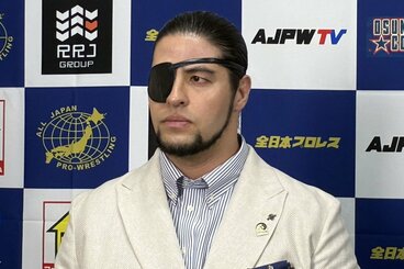 前日17日の大田区大会に続いて、眼帯姿で会見に出席した斉藤ジュン