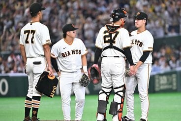 初回、先制を許した井上(右)に駆け寄る巨人ナイン