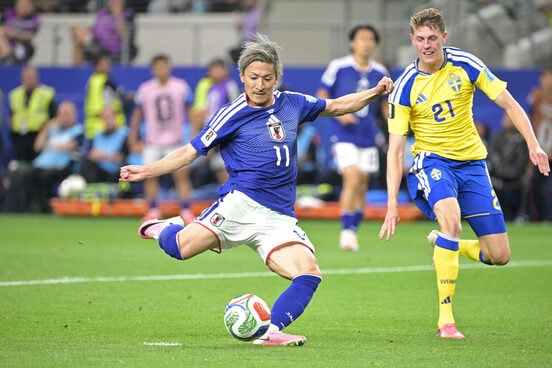 先制ゴールを決める前田大然