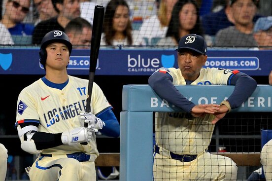 大谷翔平とデーブ・ロバーツ監督(ロイター)