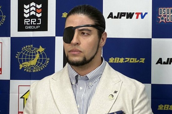前日17日の大田区大会に続いて、眼帯姿で会見に出席した斉藤ジュン