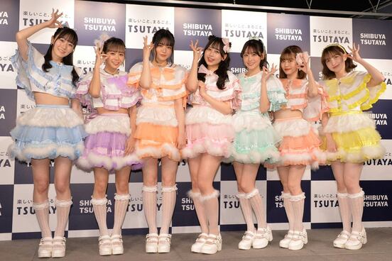 (左から)真中まな、仲川瑠夏、鎮西寿々歌、松本かれん、櫻井優衣、月足天音、早瀬ノエル