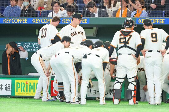 阪神・高橋遥人を攻略すべく、円陣を組んだ巨人ベンチ