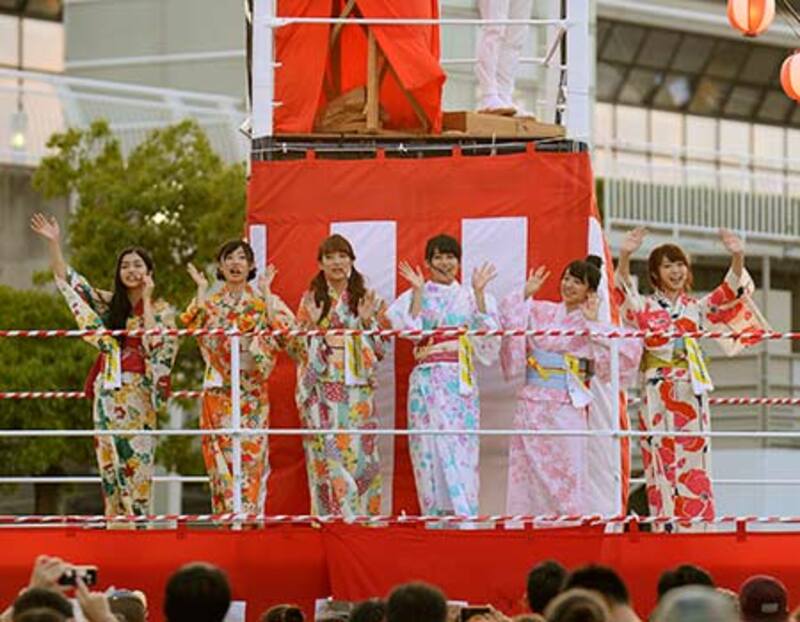 「第８回　みなとみらい大盆踊り」に飛び入り参加した（左）から田野優花、武藤十夢、加藤玲奈、小嶋真子、向井地美音、峯岸みなみ（Ｃ）ＡＫＳ