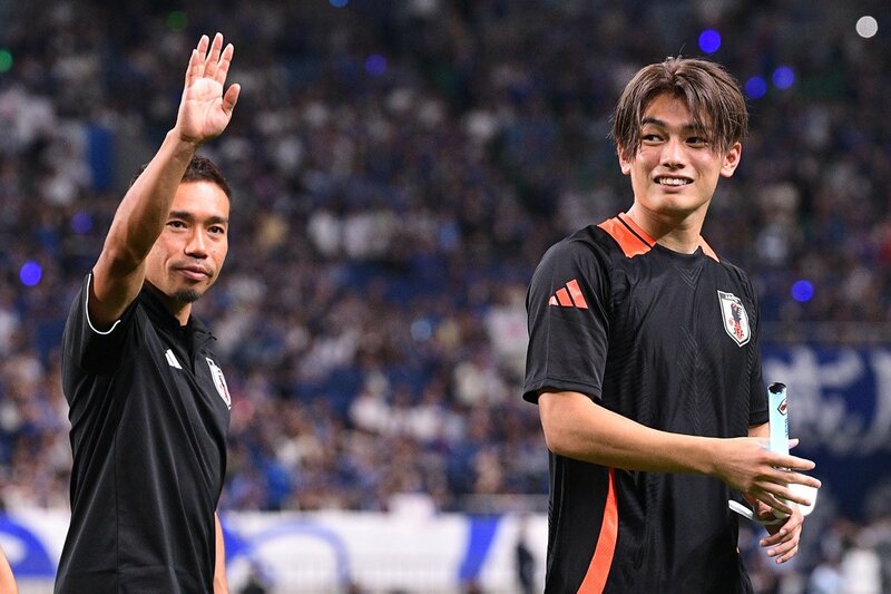 中国戦で無得点だった上田綺世。右は長友佑都