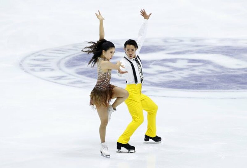  村元(左)と組み、アイスダンス公式戦デビューを果たした高橋(代表撮影)