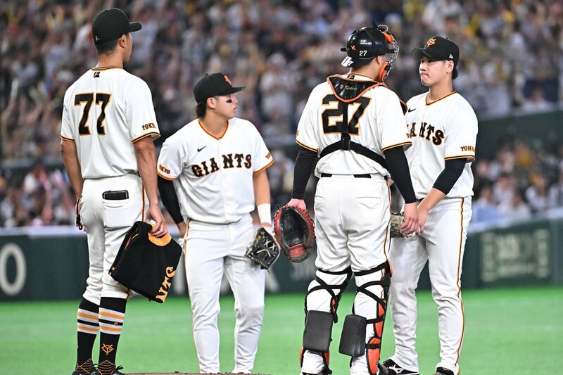 初回、先制を許した井上（右）に駆け寄る巨人ナイン