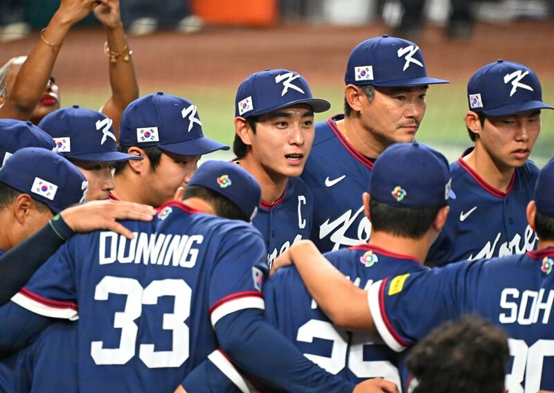 ドミニカ共和国との試合前に円陣を組む韓国ナイン