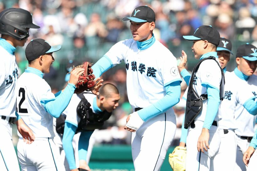 左手首骨折で試合に出られない中、ベンチでナインを迎える菰田陽生