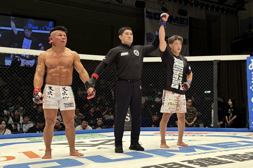 山崎弥十郎(右)に判定の末に敗れた北岡悟