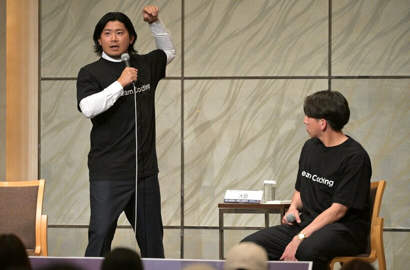 トークショーを行った今永（左）と大勢