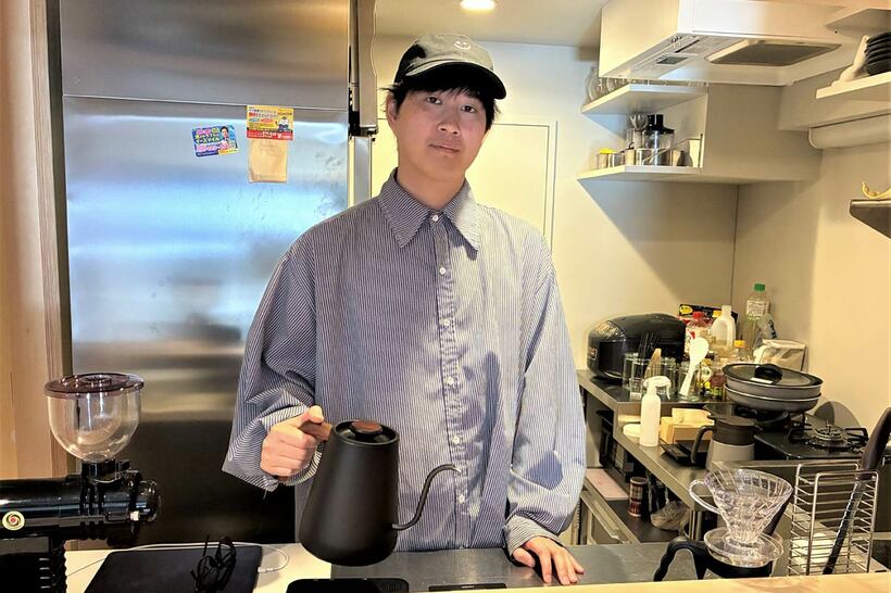 コーヒーポットを手にする川崎陸さん