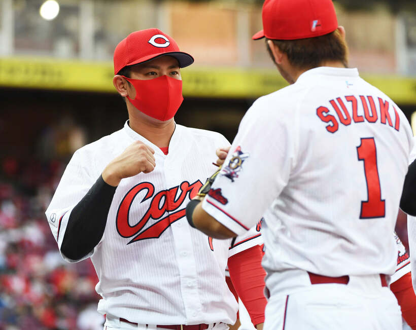  鈴木誠也を迎える堂林（左）