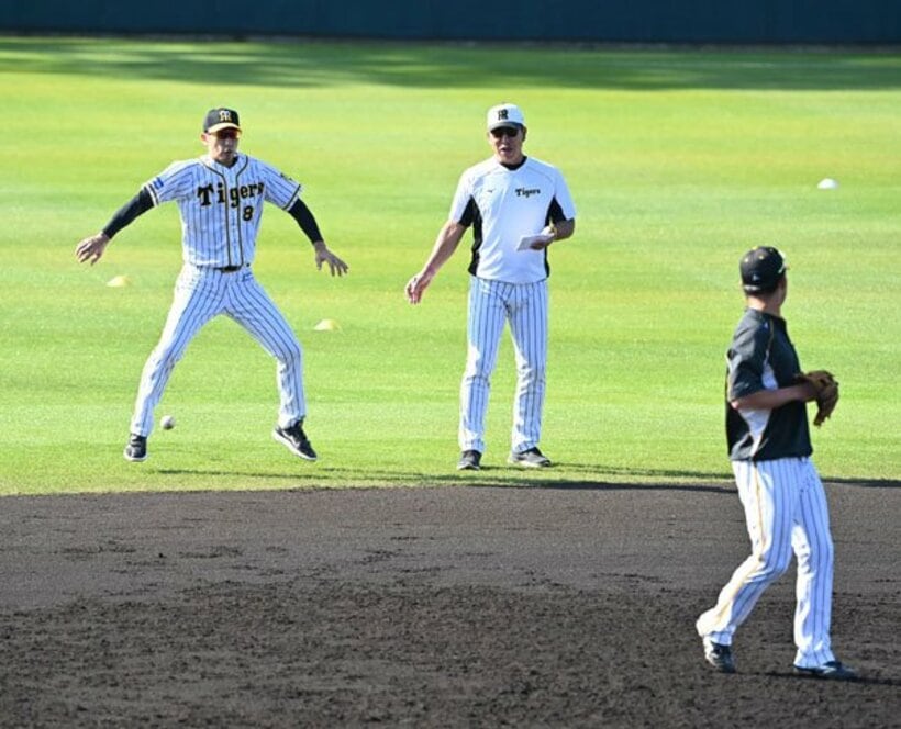  飛んできたボールをよける阪神・矢野監督(左)