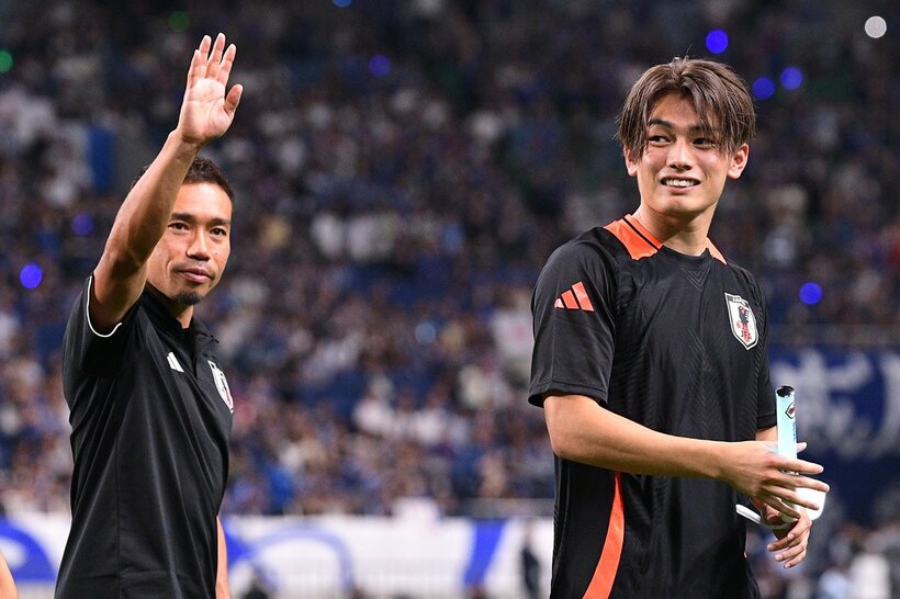 中国戦で無得点だった上田綺世。右は長友佑都