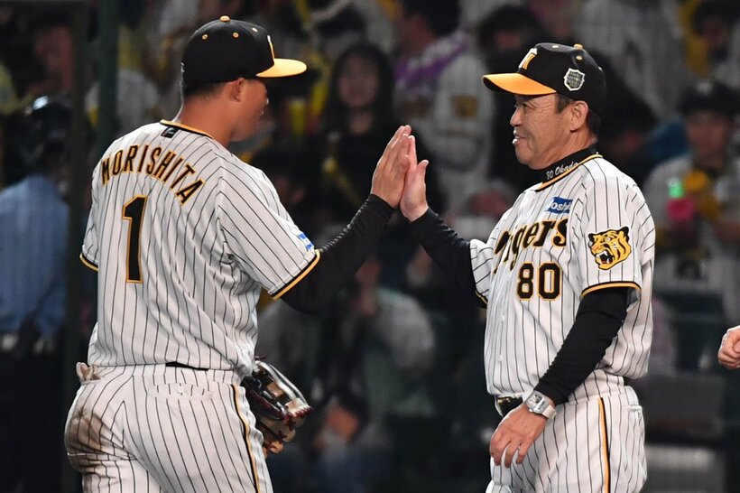 ハイタッチする森下翔太（左）と岡田彰布監督
