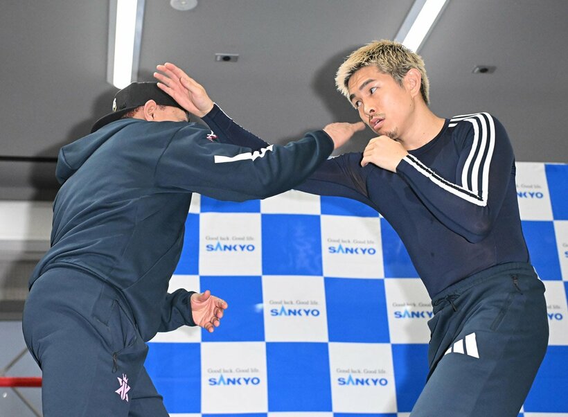 トレーナーのイスマエル・サラス氏（左）を相手にマスボクシングする井岡一翔