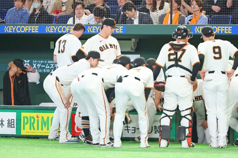阪神・高橋遥人を攻略すべく、円陣を組んだ巨人ベンチ