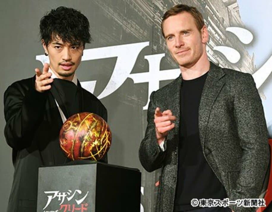 上映イベントでポーズを決める斎藤工（左）とマイケル・ファスベンダー