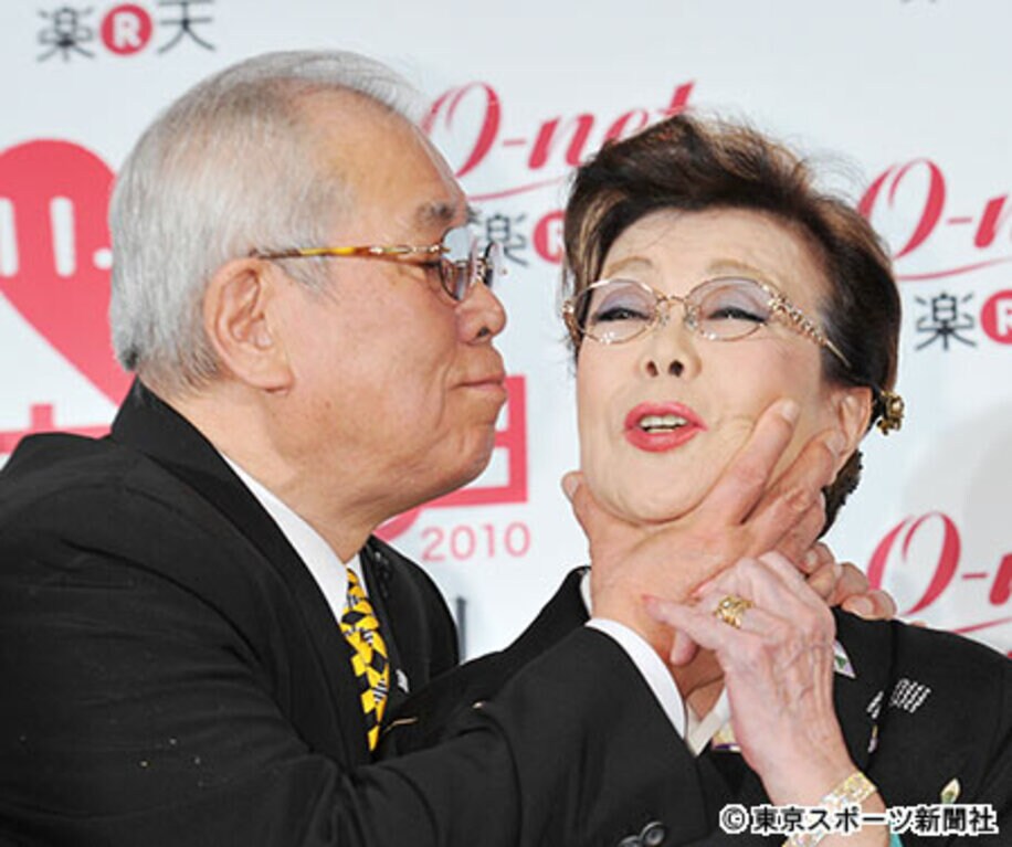  ２０１０年、「いい夫婦の日　パートナー・オブ・ザ・イヤー」に選ばれ野村氏からキスされる