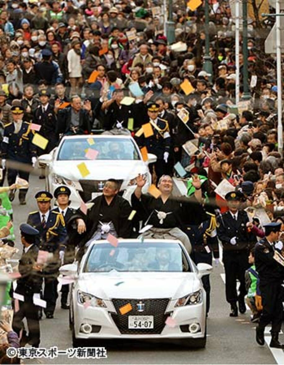 祝賀パレードで、沿道の５万５０００人から祝福を受けた琴奨菊（右）