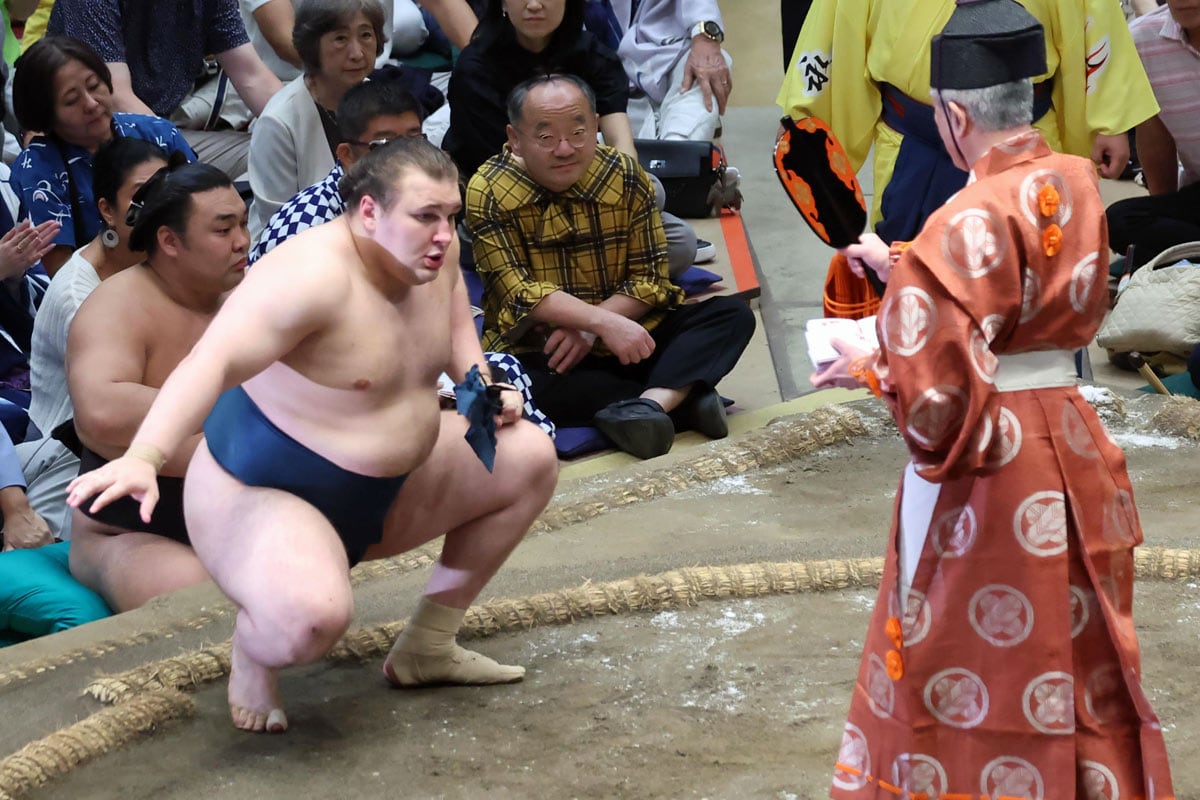 左足にテーピングを巻きながら土俵に上がる安青錦