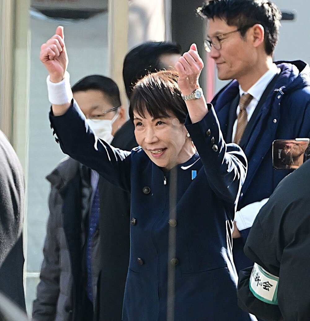 右手首にサポーターをまく高市首相