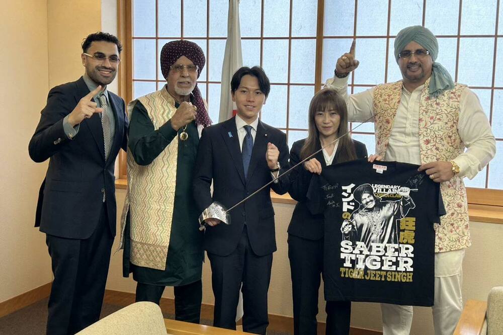大空幸星外務大臣政務官(中央)と面会したタイガー・ジェット・シン(左から2人目)(工藤めぐみ40周年記念大会「邪道伝説」提供)