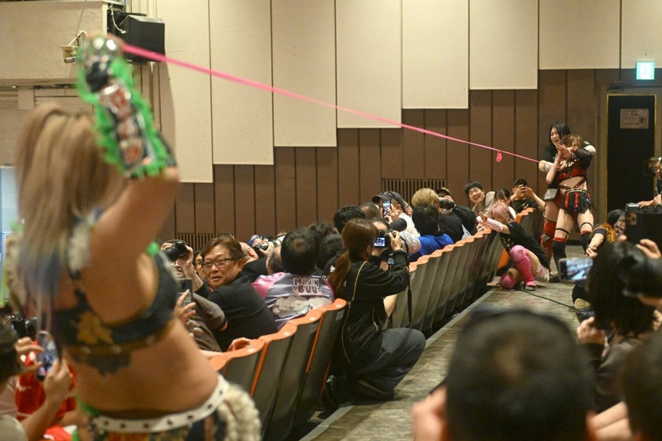 鹿島沙希にゴムパッチンするウナギ・サヤカ