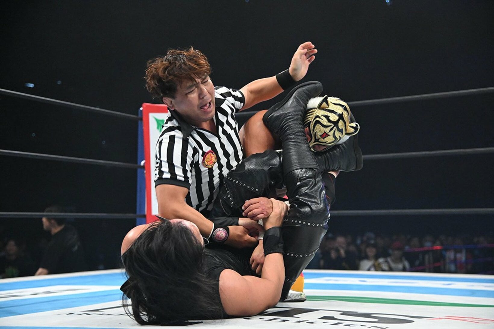 タイガーマスク(上)をイタリアンストレッチNo.32で仕留めたDOUKI