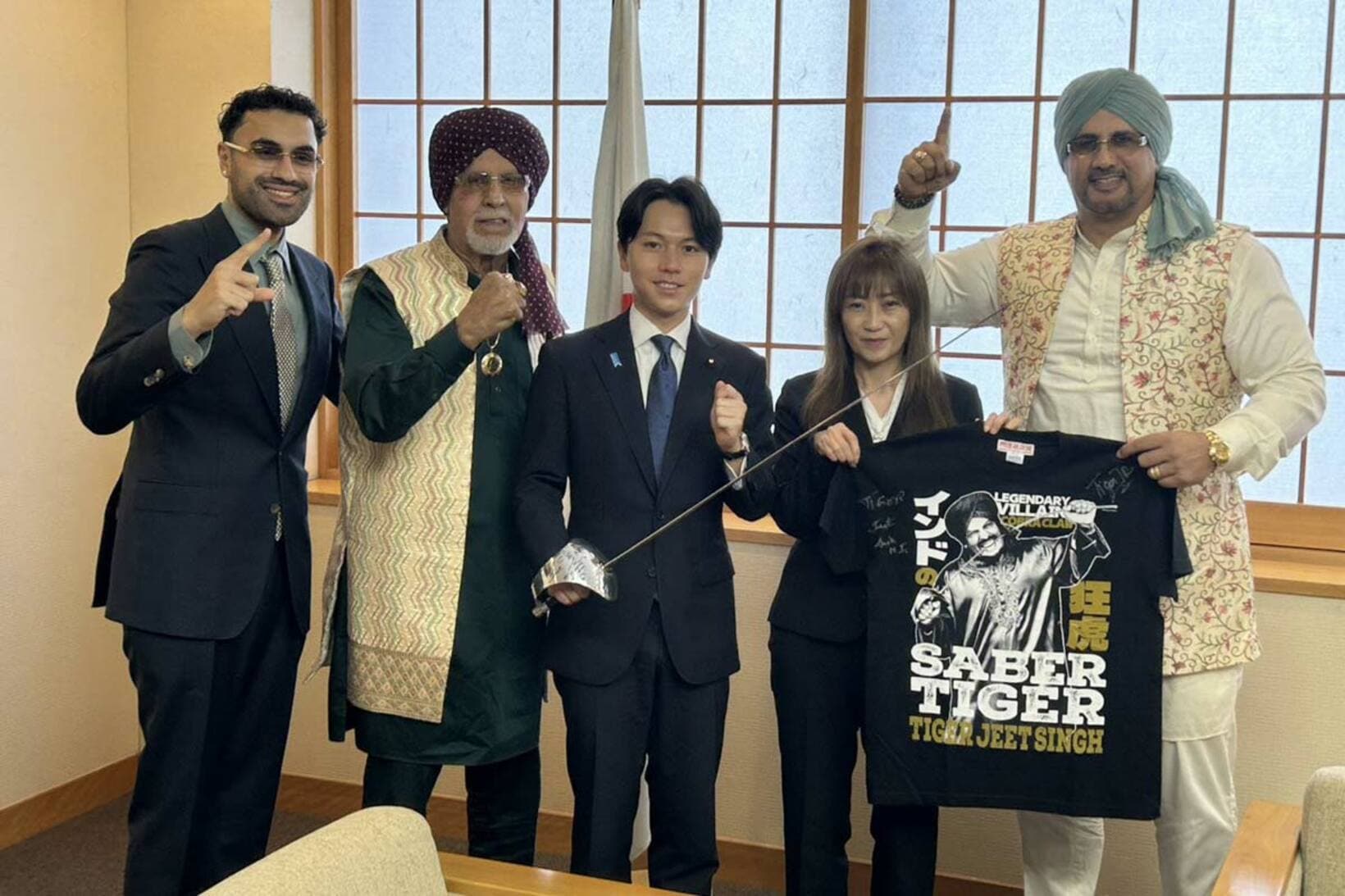 大空幸星外務大臣政務官（中央）と面会したタイガー・ジェット・シン（左から２人目）（工藤めぐみ40周年記念大会「邪道伝説」提供）
