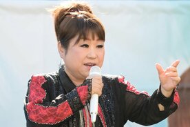 「星見酒」発売イベントを行った天童よしみ