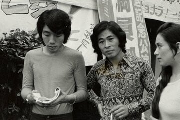 若手時代の中田カウス（左）と中田ボタン