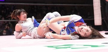  辰巳の足４の字固めで悶絶する荒井優希（東スポWeb）