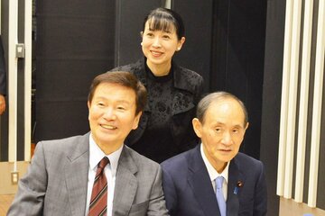東京・ニッポン放送で、森田健作(左)の番組に出演した菅義偉元首相(右)と西村知美