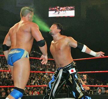  ＴＡＪＩＲＩ（右）の毒霧がグルニエに命中した
